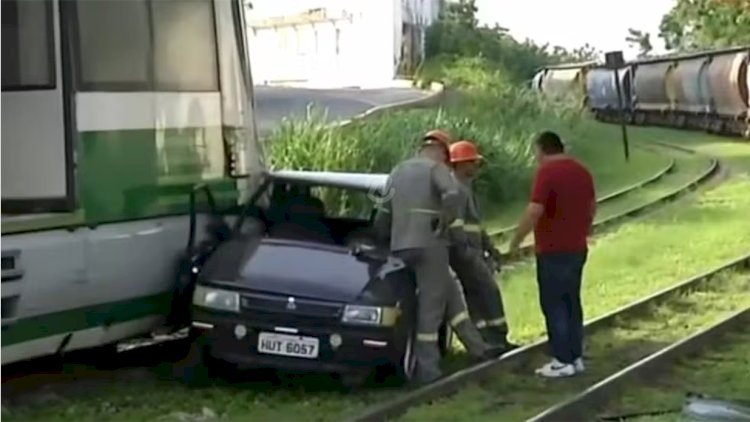 Colisão entre carro e VLT em Sobral deixa idoso ferido em cruzamento movimentado